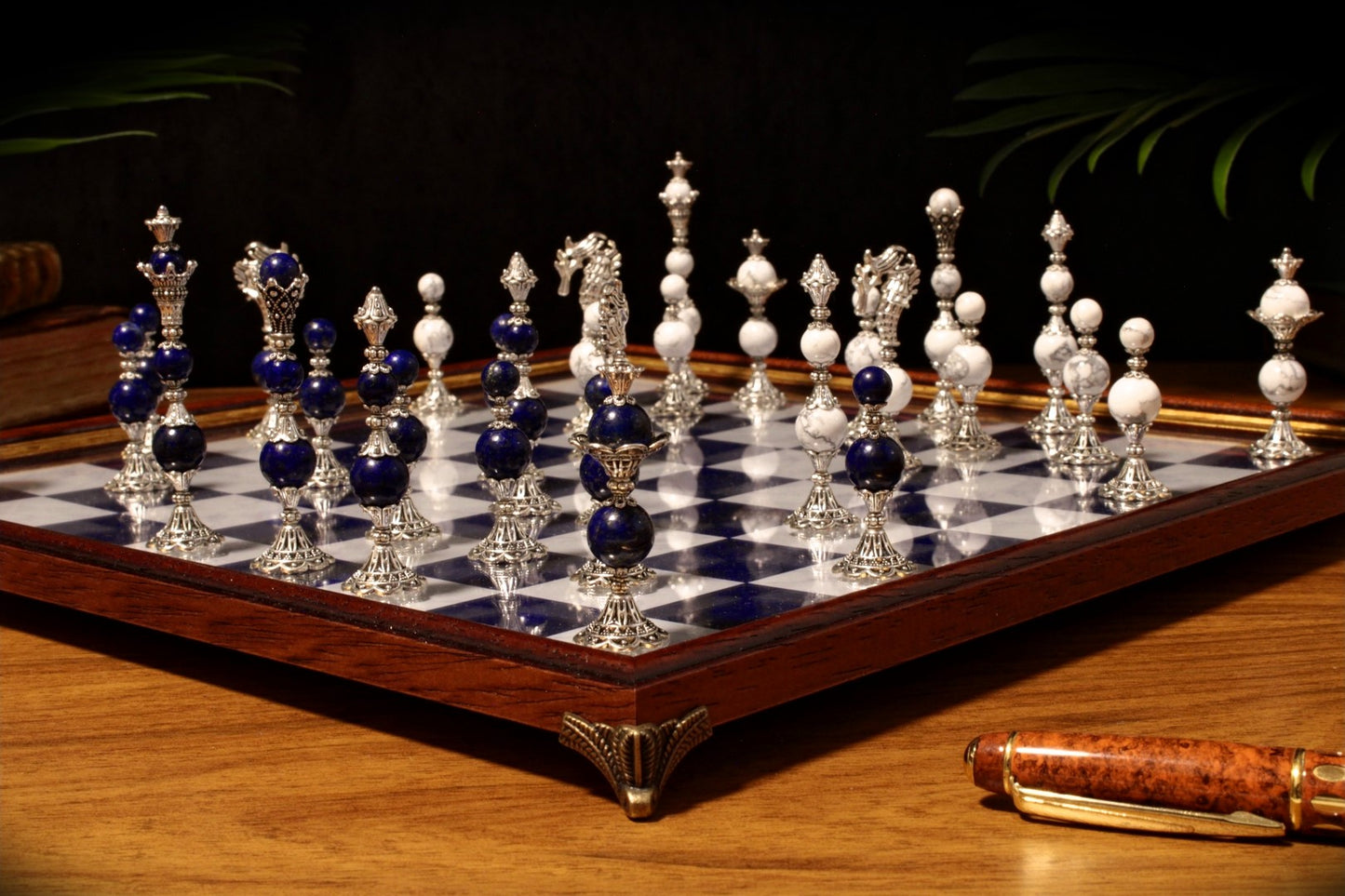 Jeu d'échecs Deluxe haut de gamme en métal et pierres semi-précieuses, échiquier en bois et pieds en métal de 32 cm