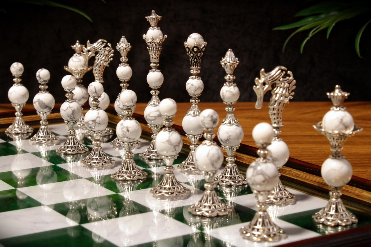 Jeu d'échecs Deluxe haut de gamme en métal et pierres semi-précieuses, échiquier en bois et pieds en métal de 32 cm