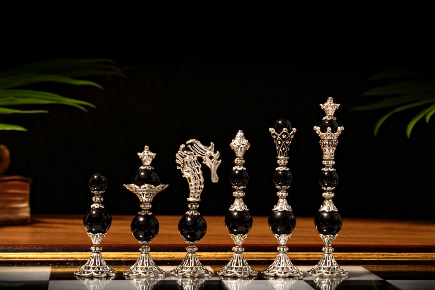 Jeu d'échecs Deluxe haut de gamme en métal et pierres semi-précieuses, échiquier en bois et pieds en métal de 32 cm