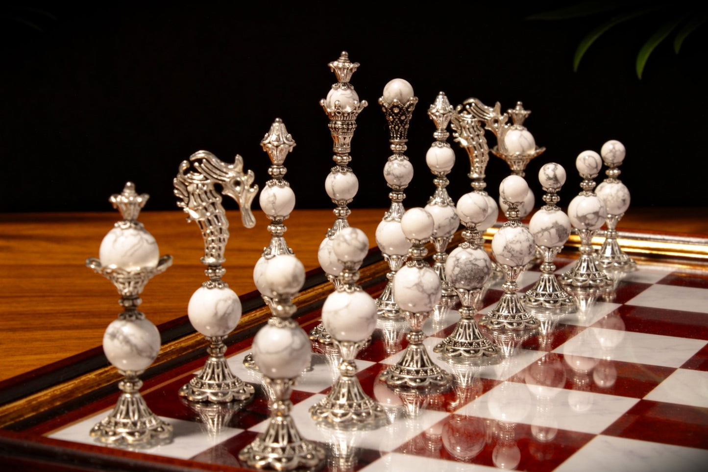 Jeu d'échecs Deluxe haut de gamme en métal et pierres semi-précieuses, échiquier en bois et pieds en métal de 32 cm
