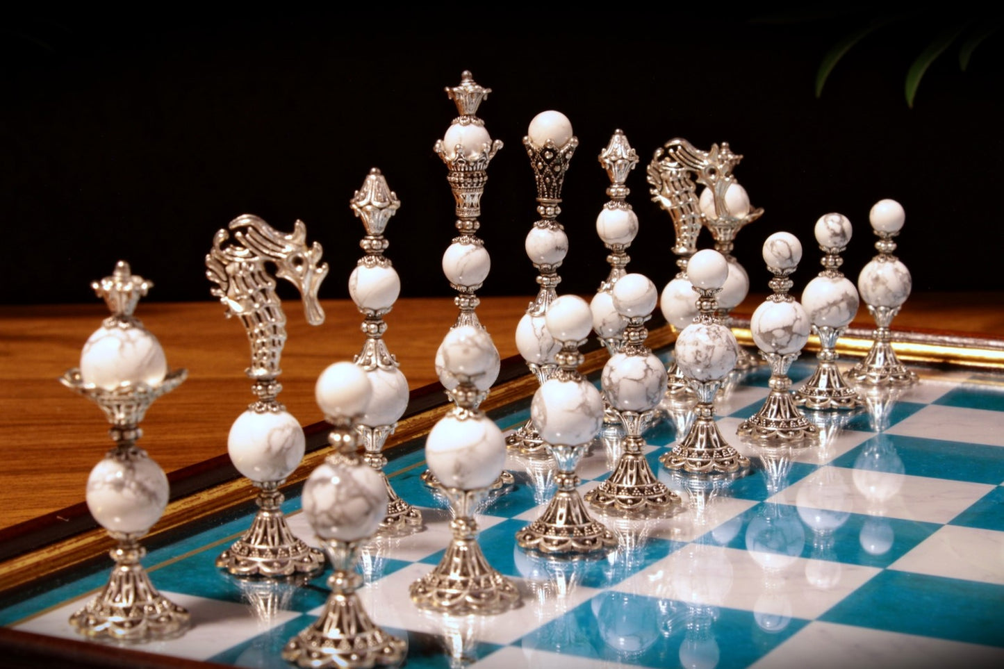 Jeu d'échecs Deluxe haut de gamme en métal et pierres semi-précieuses, échiquier en bois et pieds en métal de 32 cm