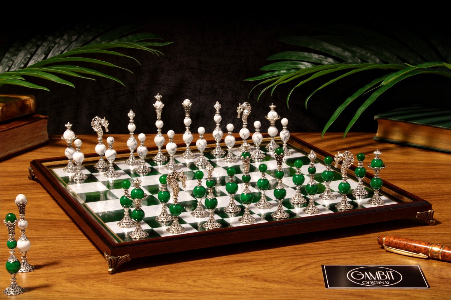 Jeu d'échecs Deluxe haut de gamme en métal et pierres semi-précieuses, échiquier en bois et pieds en métal de 32 cm