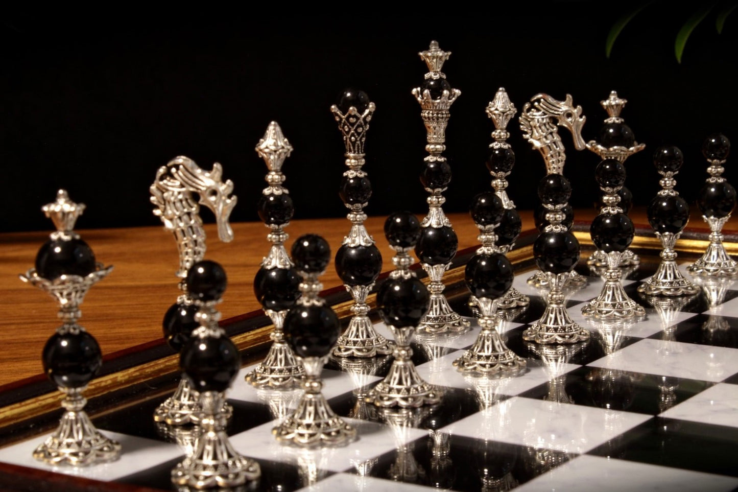 Jeu d'échecs Deluxe haut de gamme en métal et pierres semi-précieuses, échiquier en bois et pieds en métal de 32 cm