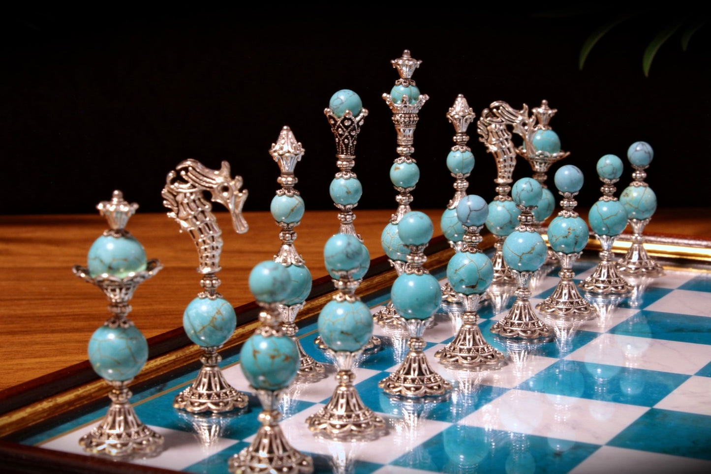 Jeu d'échecs Deluxe haut de gamme en métal et pierres semi-précieuses, échiquier en bois et pieds en métal de 32 cm