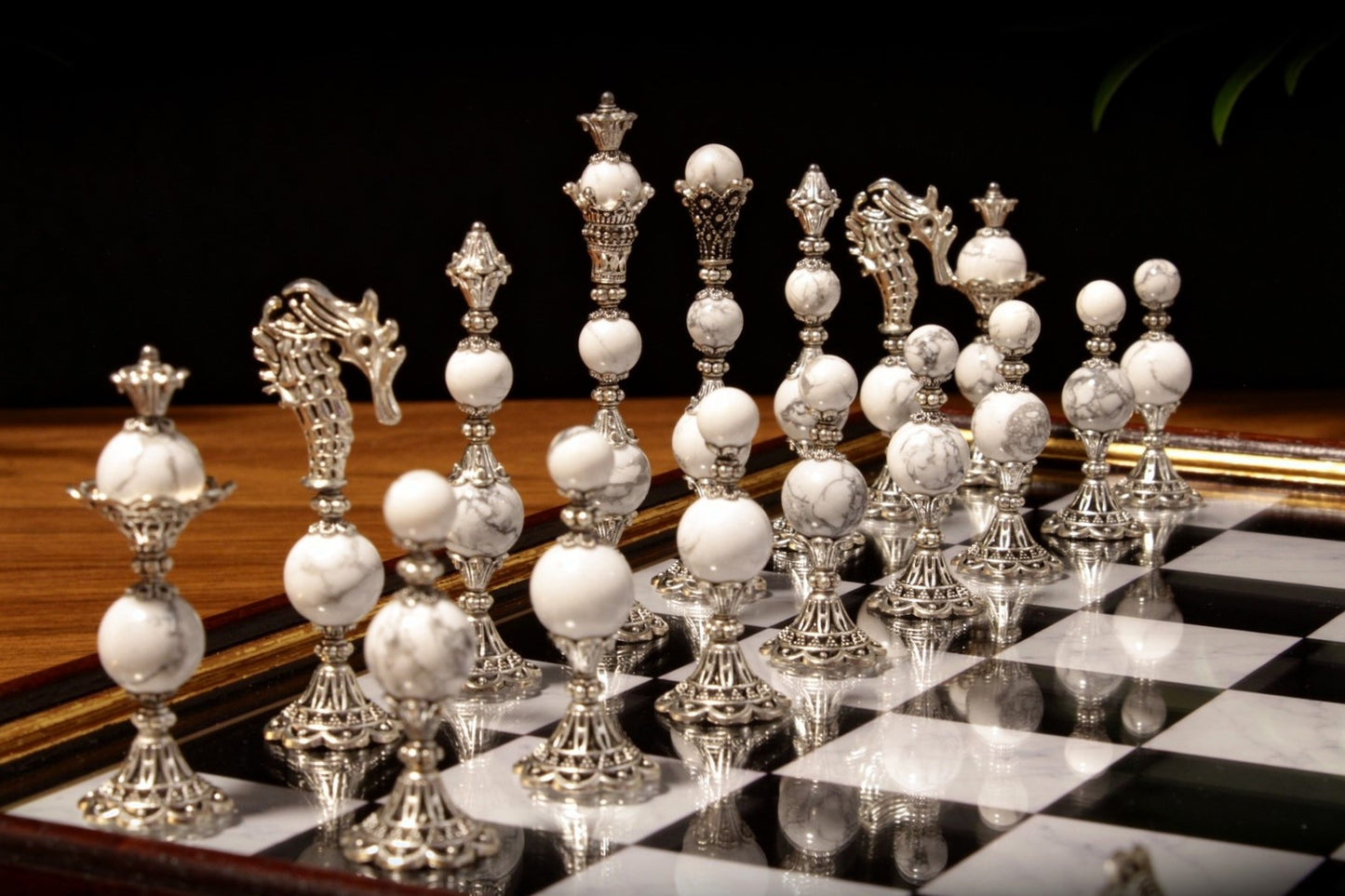 Jeu d'échecs Deluxe haut de gamme en métal et pierres semi-précieuses, échiquier en bois et pieds en métal de 32 cm