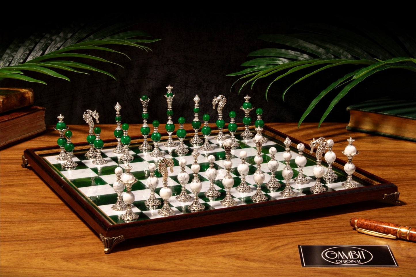 Jeu d'échecs Deluxe haut de gamme en métal et pierres semi-précieuses, échiquier en bois et pieds en métal de 32 cm