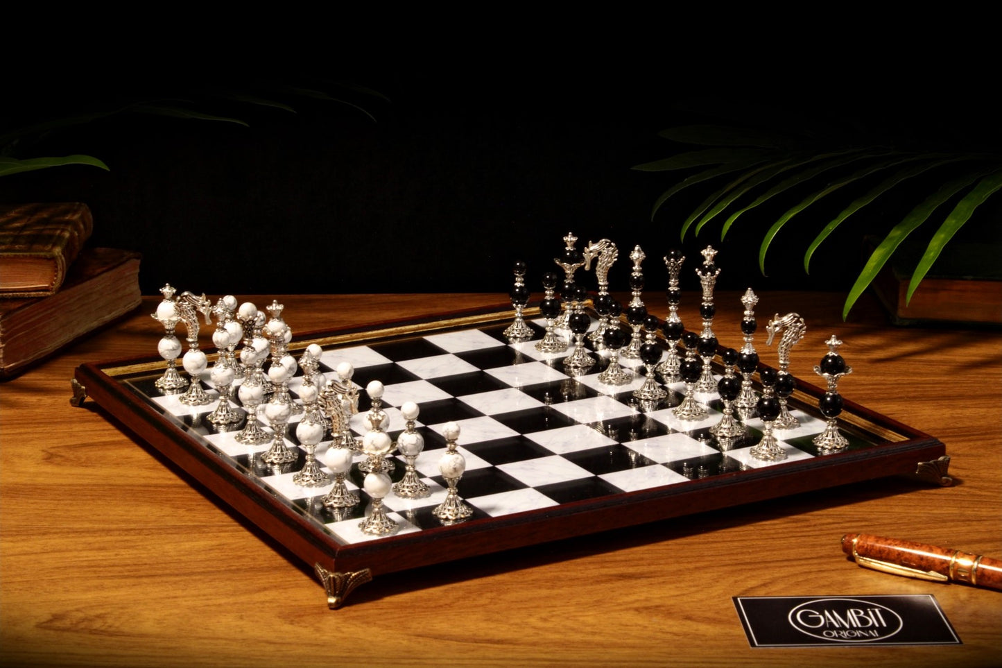 Jeu d'échecs Deluxe haut de gamme en métal et pierres semi-précieuses, échiquier en bois et pieds en métal de 32 cm