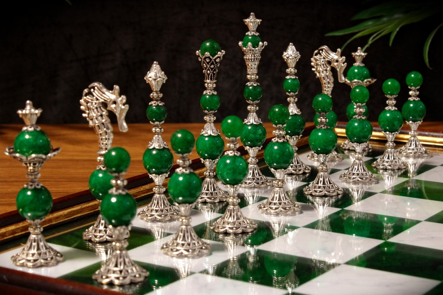 Jeu d'échecs Deluxe haut de gamme en métal et pierres semi-précieuses, échiquier en bois et pieds en métal de 32 cm