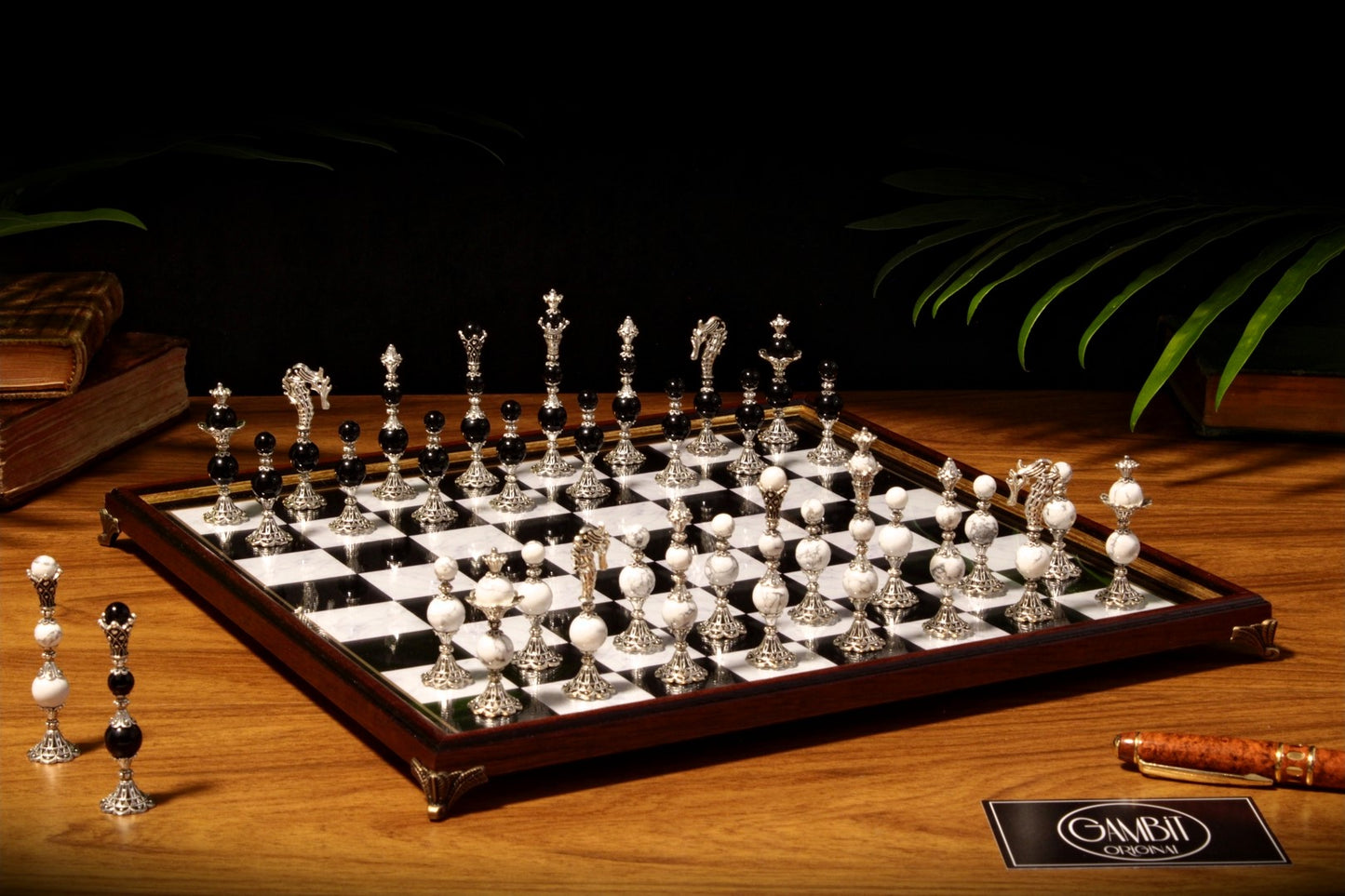 Jeu d'échecs Deluxe haut de gamme en métal et pierres semi-précieuses, échiquier en bois et pieds en métal de 32 cm