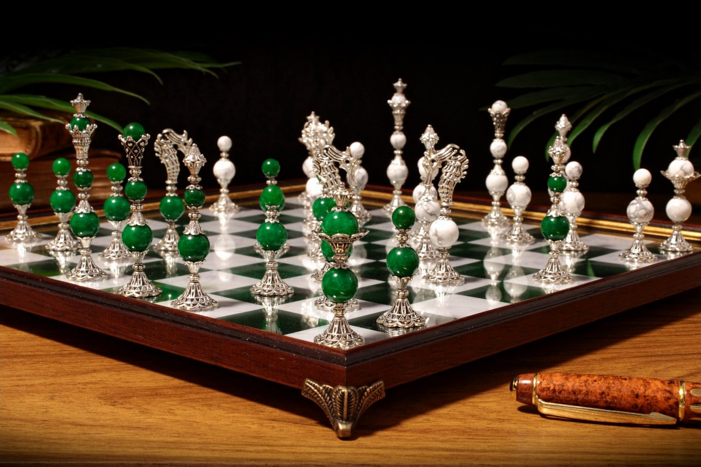 Jeu d'échecs Deluxe haut de gamme en métal et pierres semi-précieuses, échiquier en bois et pieds en métal de 32 cm