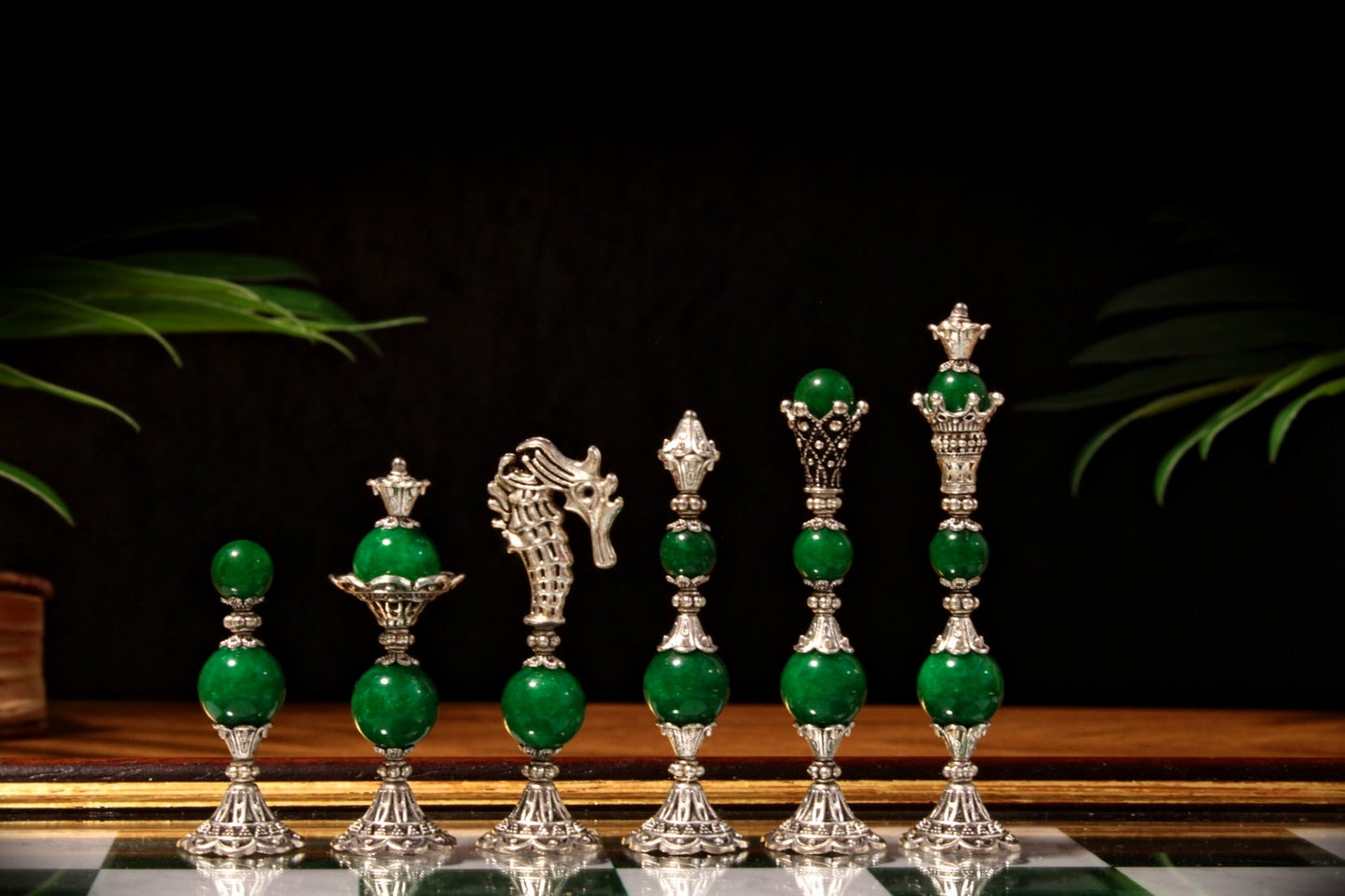 Jeu d'échecs Deluxe haut de gamme en métal et pierres semi-précieuses, échiquier en bois et pieds en métal de 32 cm