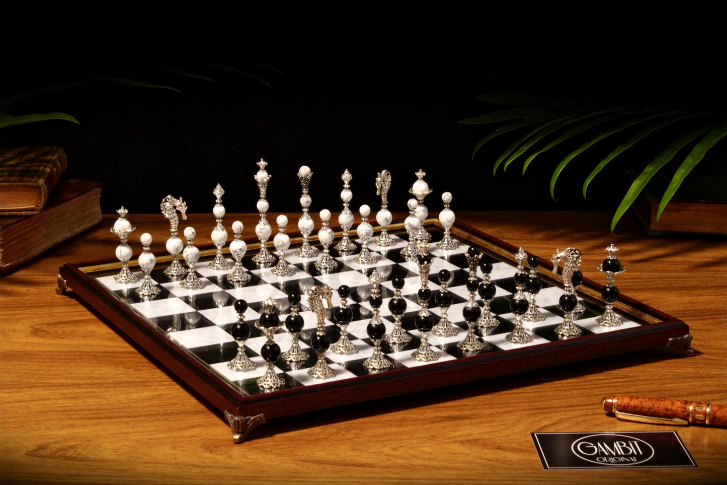 Jeu d'échecs Deluxe haut de gamme en métal et pierres semi-précieuses, échiquier en bois et pieds en métal de 32 cm