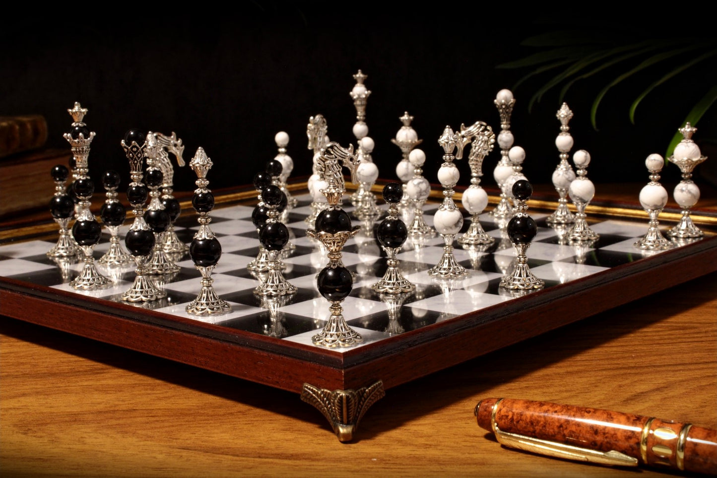 Jeu d'échecs Deluxe haut de gamme en métal et pierres semi-précieuses, échiquier en bois et pieds en métal de 32 cm