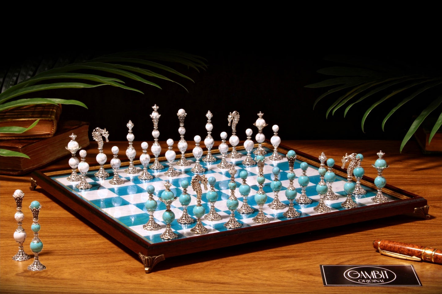 Jeu d'échecs Deluxe haut de gamme en métal et pierres semi-précieuses, échiquier en bois et pieds en métal de 32 cm