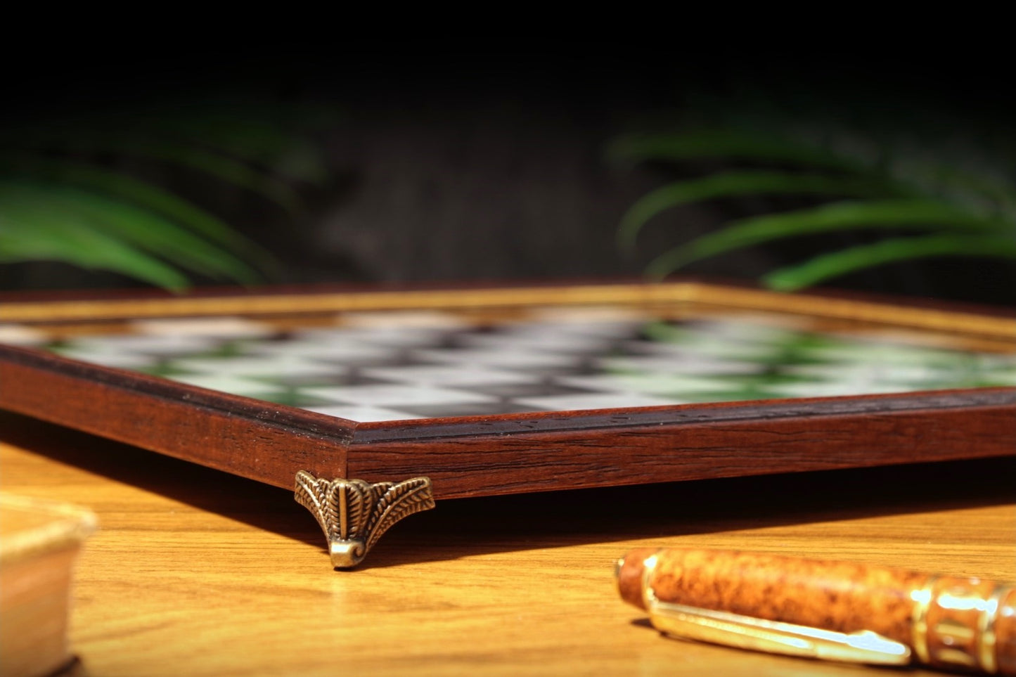 Echiquier Deluxe haut de gamme 32 cm, cadre en bois, de style pierre marbrée pour jeu d'échecs, pieds en métal
