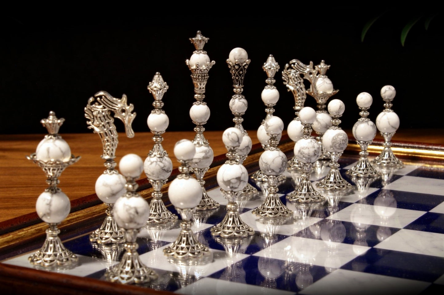 Jeu d'échecs Deluxe haut de gamme en métal et pierres semi-précieuses, échiquier en bois et pieds en métal de 32 cm