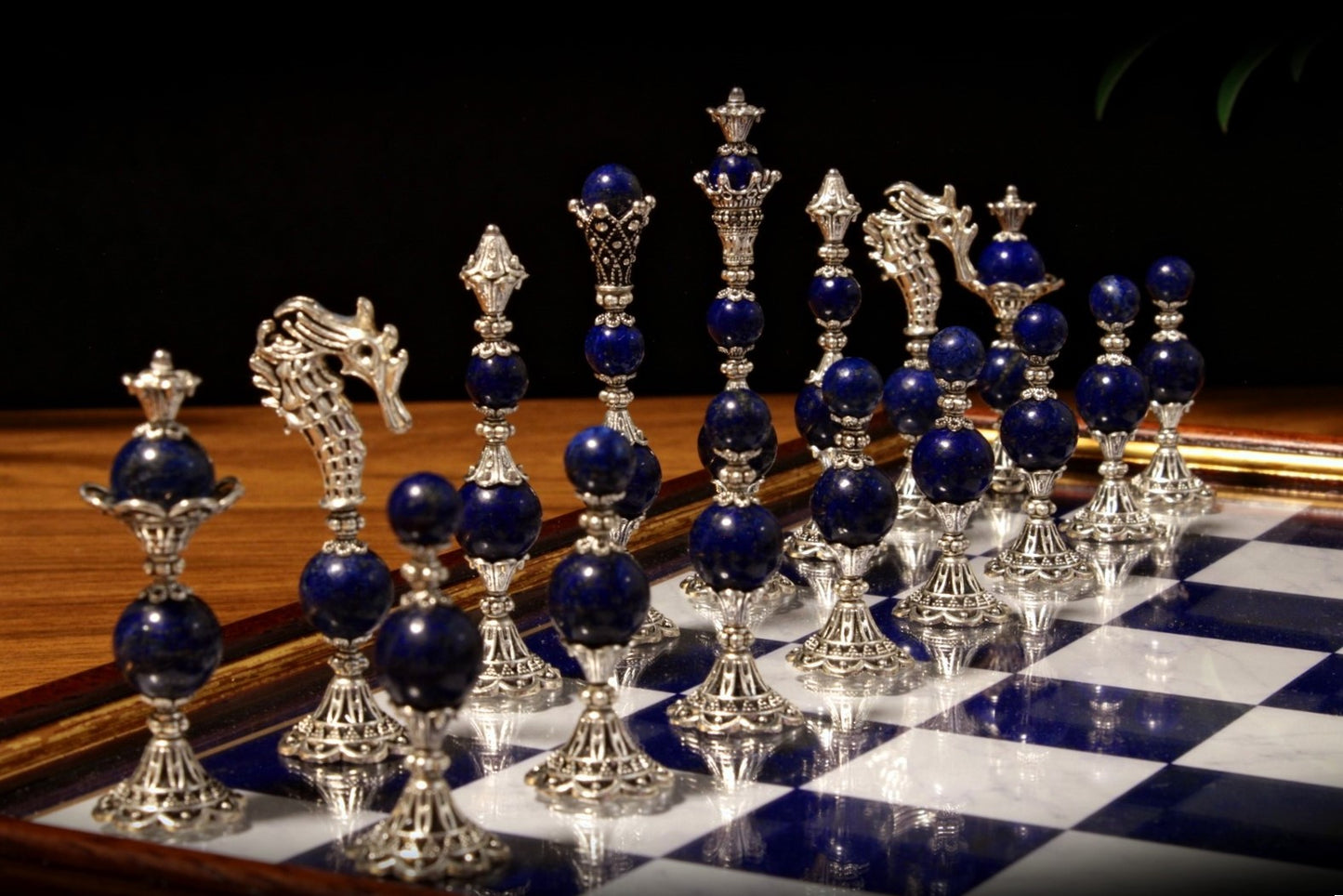 Jeu d'échecs Deluxe haut de gamme en métal et pierres semi-précieuses, échiquier en bois et pieds en métal de 32 cm